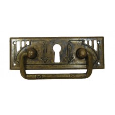 Kulcslyuk címer fogantyúval, vízszintes, sárgarézből "Jugendstil"  patinásított, 96X45 mm - 1 db
